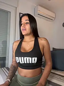 Snapshot of EmelyRogers chatting on 8, 10, 2025 EmelyRogers online show from 8, 10, 2025