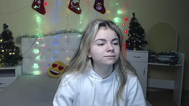 Snapshot of TinaRedly chatting on 13, 12, 2024 TinaRedly online show from 13, 12, 2024