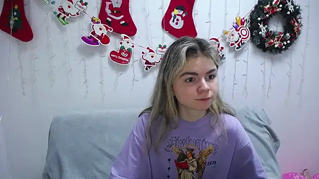 Snapshot of TinaRedly chatting on 18, 12, 2024 TinaRedly online show from 18, 12, 2024