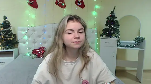 Snapshot of TinaRedly chatting on 28, 12, 2024 TinaRedly online show from 28, 12, 2024