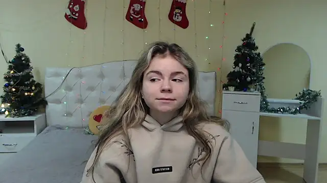 Snapshot of TinaRedly chatting on 5, 1, 2025 TinaRedly online show from 5, 1, 2025