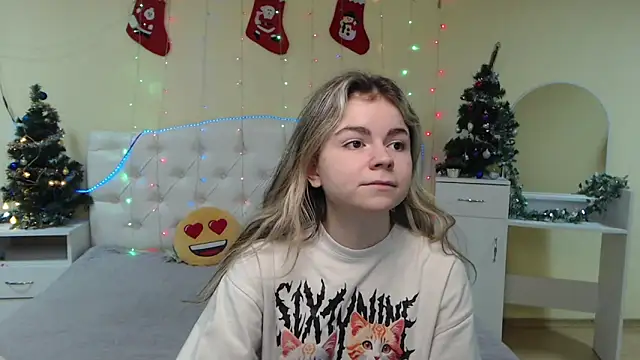 Snapshot of TinaRedly chatting on 5, 1, 2025 TinaRedly online show from 5, 1, 2025