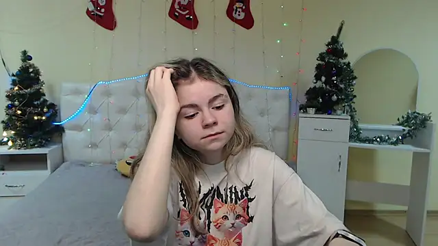 Snapshot of TinaRedly chatting on 5, 1, 2025 TinaRedly online show from 5, 1, 2025