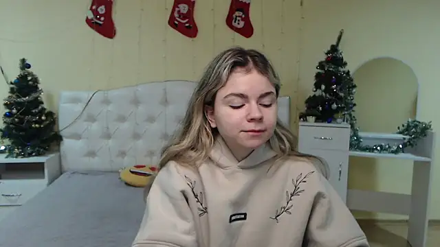 Snapshot of TinaRedly chatting on 6, 1, 2025 TinaRedly online show from 6, 1, 2025
