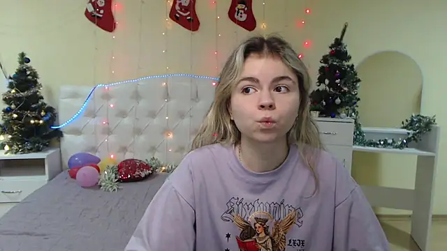 Snapshot of TinaRedly chatting on 12, 1, 2025 TinaRedly online show from 12, 1, 2025