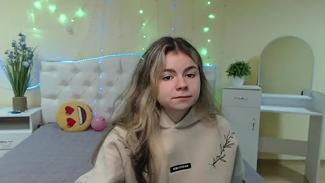 Snapshot of TinaRedly chatting on 15, 1, 2025 TinaRedly online show from 15, 1, 2025