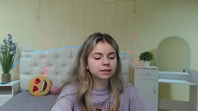 Snapshot of TinaRedly chatting on 15, 1, 2025 TinaRedly online show from 15, 1, 2025