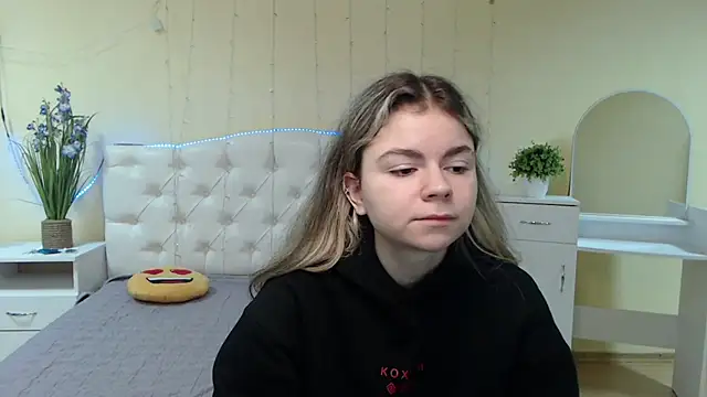 Snapshot of TinaRedly chatting on 19, 1, 2025 TinaRedly online show from 19, 1, 2025