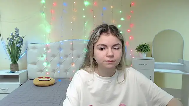 Snapshot of TinaRedly chatting on 19, 1, 2025 TinaRedly online show from 19, 1, 2025