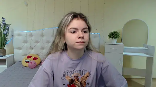 Snapshot of TinaRedly chatting on 21, 1, 2025 TinaRedly online show from 21, 1, 2025