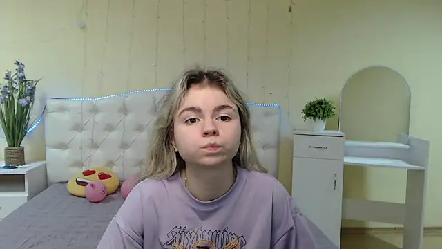 Snapshot of TinaRedly chatting on 22, 1, 2025 TinaRedly online show from 22, 1, 2025