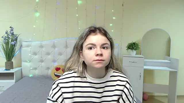 Snapshot of TinaRedly chatting on 27, 1, 2025 TinaRedly online show from 27, 1, 2025