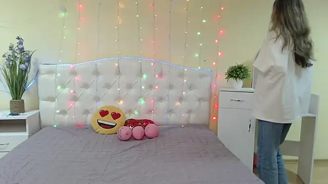 Snapshot of TinaRedly chatting on 28, 1, 2025 TinaRedly online show from 28, 1, 2025