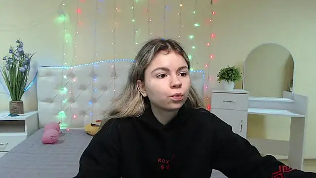Snapshot of TinaRedly chatting on 28, 1, 2025 TinaRedly online show from 28, 1, 2025