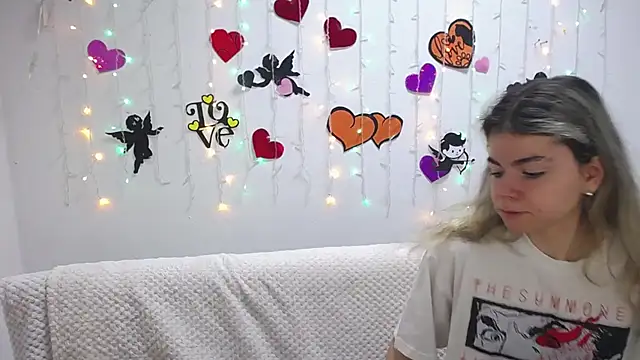 Snapshot of TinaRedly chatting on 31, 1, 2025 TinaRedly online show from 31, 1, 2025