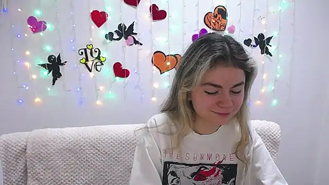 Snapshot of TinaRedly chatting on 1, 2, 2025 TinaRedly online show from 1, 2, 2025