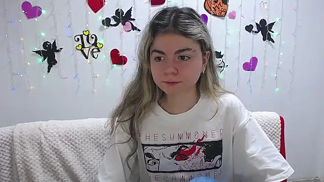 Snapshot of TinaRedly chatting on 1, 2, 2025 TinaRedly online show from 1, 2, 2025