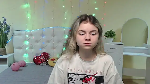 Snapshot of TinaRedly chatting on 2, 2, 2025 TinaRedly online show from 2, 2, 2025