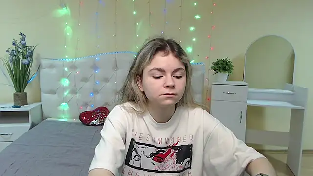 Snapshot of TinaRedly chatting on 2, 2, 2025 TinaRedly online show from 2, 2, 2025