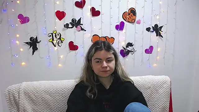 Snapshot of TinaRedly chatting on 3, 2, 2025 TinaRedly online show from 3, 2, 2025