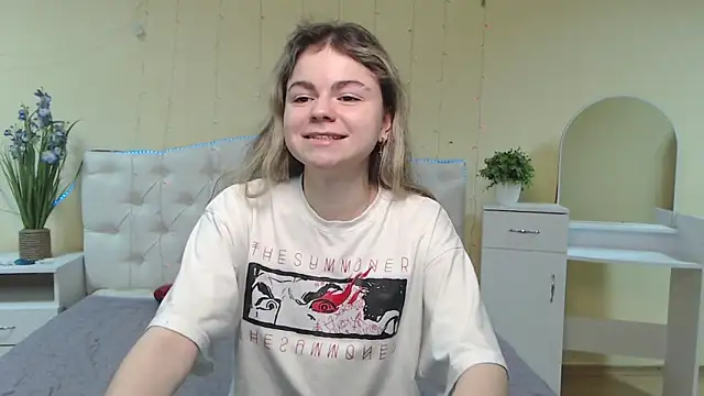 Snapshot of TinaRedly chatting on 3, 2, 2025 TinaRedly online show from 3, 2, 2025