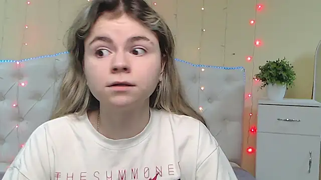 Snapshot of TinaRedly chatting on 4, 2, 2025 TinaRedly online show from 4, 2, 2025