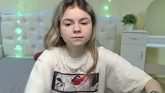 Snapshot of TinaRedly chatting on 4, 2, 2025 TinaRedly online show from 4, 2, 2025