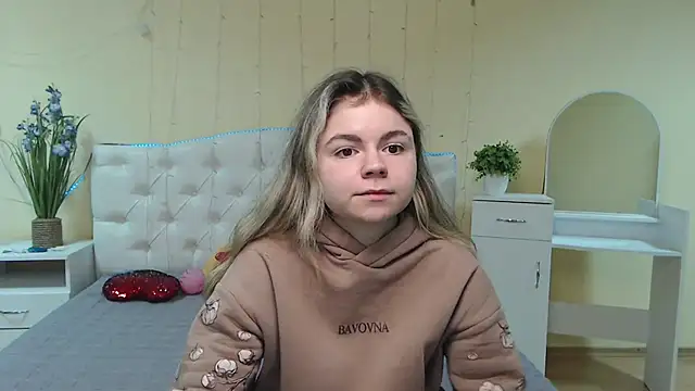 Snapshot of TinaRedly chatting on 5, 2, 2025 TinaRedly online show from 5, 2, 2025