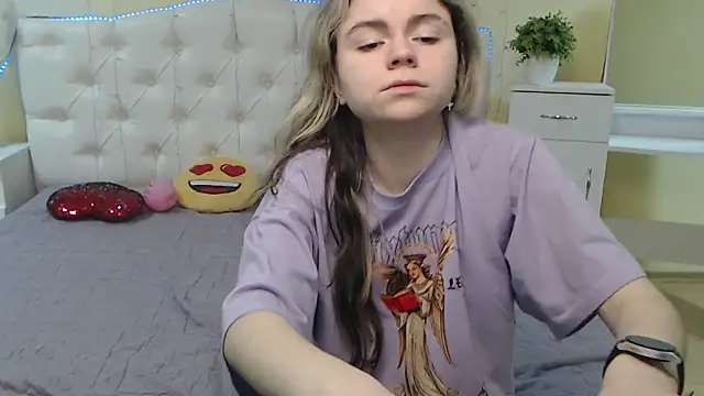 Snapshot of TinaRedly chatting on 5, 2, 2025 TinaRedly online show from 5, 2, 2025