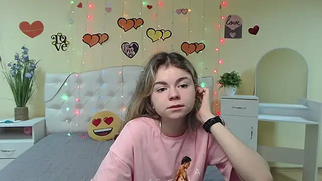 Snapshot of TinaRedly chatting on 16, 2, 2025 TinaRedly online show from 16, 2, 2025