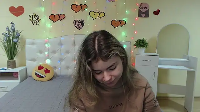 Snapshot of TinaRedly chatting on 16, 2, 2025 TinaRedly online show from 16, 2, 2025