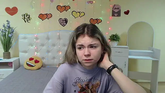 Snapshot of TinaRedly chatting on 16, 2, 2025 TinaRedly online show from 16, 2, 2025