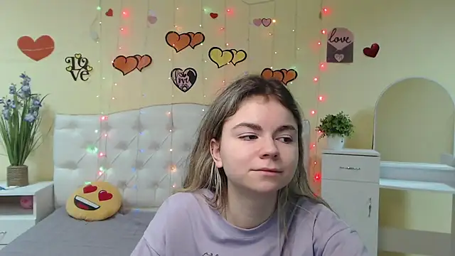 Snapshot of TinaRedly chatting on 17, 2, 2025 TinaRedly online show from 17, 2, 2025