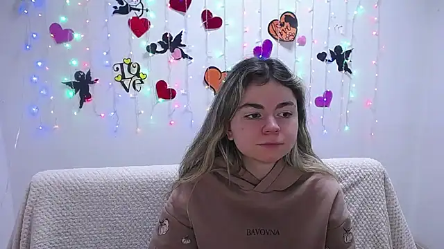Snapshot of TinaRedly chatting on 17, 2, 2025 TinaRedly online show from 17, 2, 2025