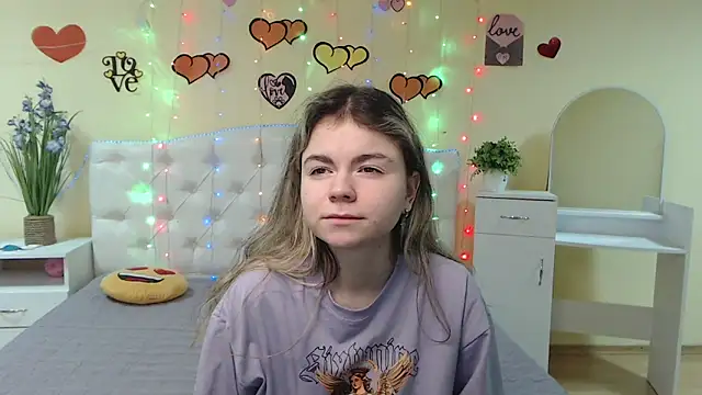 Snapshot of TinaRedly chatting on 18, 2, 2025 TinaRedly online show from 18, 2, 2025