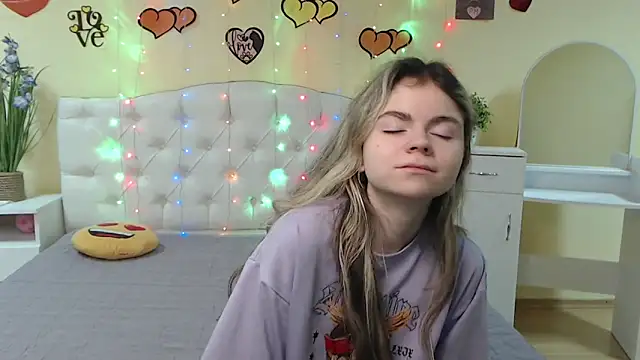 Snapshot of TinaRedly chatting on 18, 2, 2025 TinaRedly online show from 18, 2, 2025