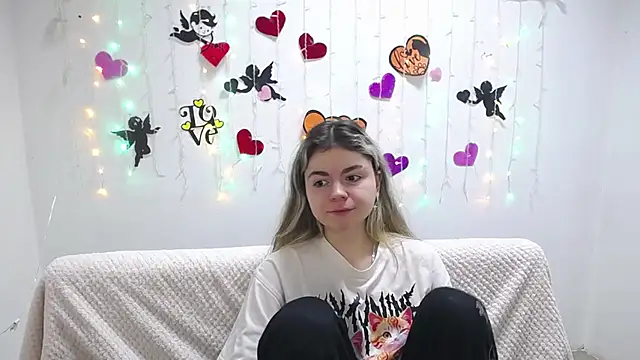 Snapshot of TinaRedly chatting on 22, 2, 2025 TinaRedly online show from 22, 2, 2025
