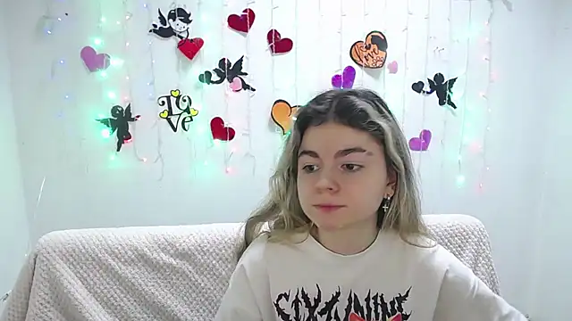 Snapshot of TinaRedly chatting on 22, 2, 2025 TinaRedly online show from 22, 2, 2025