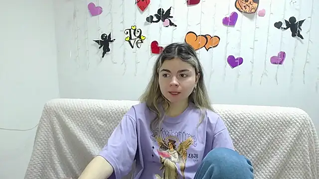 Snapshot of TinaRedly chatting on 23, 2, 2025 TinaRedly online show from 23, 2, 2025