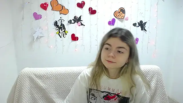 Snapshot of TinaRedly chatting on 28, 2, 2025 TinaRedly online show from 28, 2, 2025