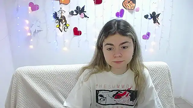 Snapshot of TinaRedly chatting on 1, 3, 2025 TinaRedly online show from 1, 3, 2025