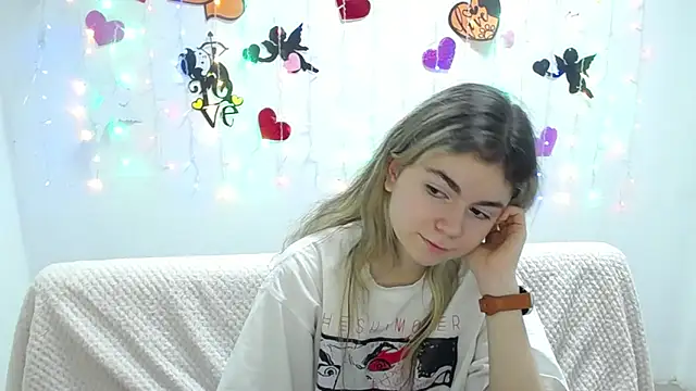 Snapshot of TinaRedly chatting on 1, 3, 2025 TinaRedly online show from 1, 3, 2025