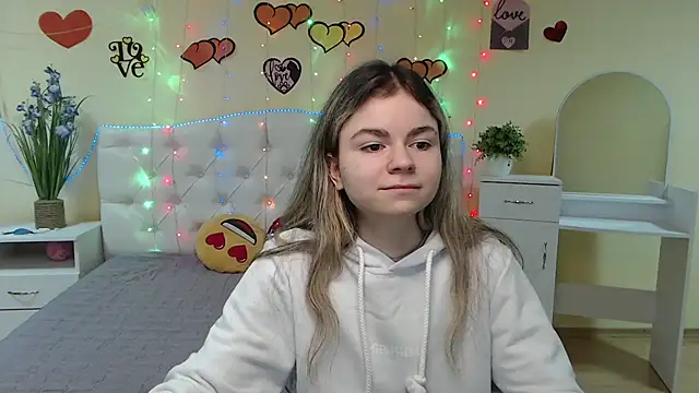 Snapshot of TinaRedly chatting on 3, 3, 2025 TinaRedly online show from 3, 3, 2025