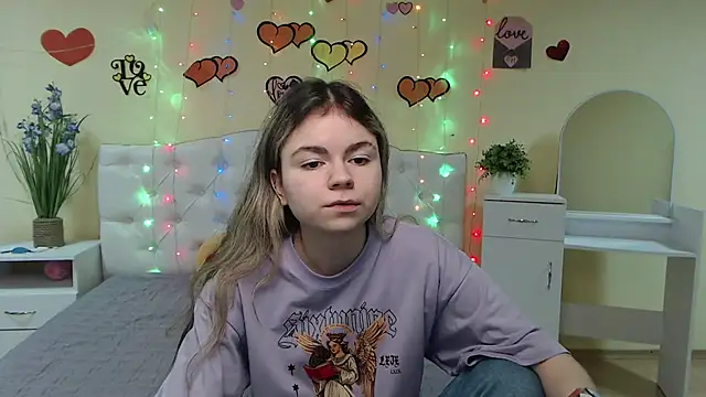 Snapshot of TinaRedly chatting on 3, 3, 2025 TinaRedly online show from 3, 3, 2025
