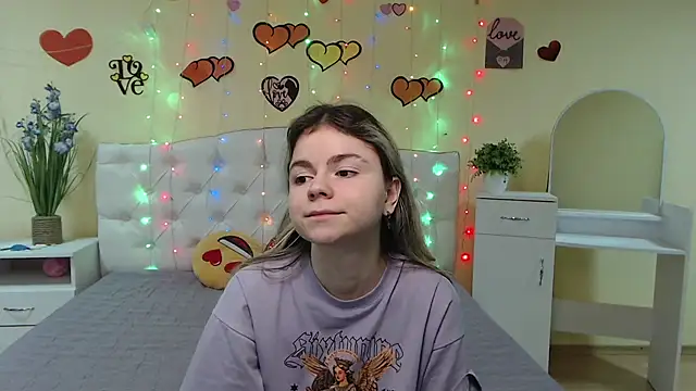Snapshot of TinaRedly chatting on 4, 3, 2025 TinaRedly online show from 4, 3, 2025