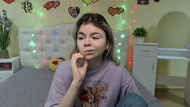 Snapshot of TinaRedly chatting on 4, 3, 2025 TinaRedly online show from 4, 3, 2025