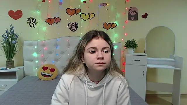Snapshot of TinaRedly chatting on 5, 3, 2025 TinaRedly online show from 5, 3, 2025