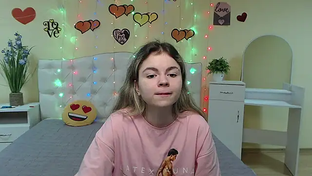 Snapshot of TinaRedly chatting on 5, 3, 2025 TinaRedly online show from 5, 3, 2025