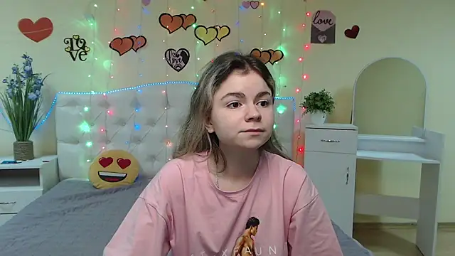 Snapshot of TinaRedly chatting on 6, 3, 2025 TinaRedly online show from 6, 3, 2025