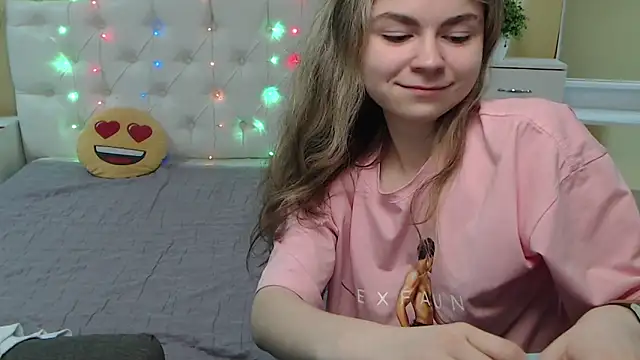 Snapshot of TinaRedly chatting on 6, 3, 2025 TinaRedly online show from 6, 3, 2025